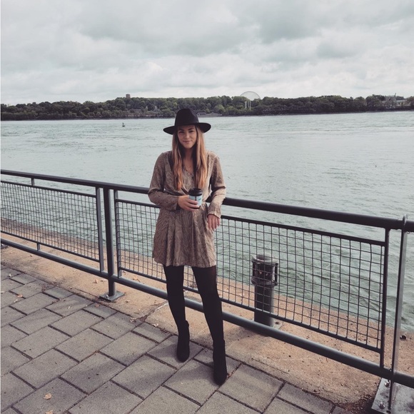 Meet your Posher, Cailey - Picture 2 of 2